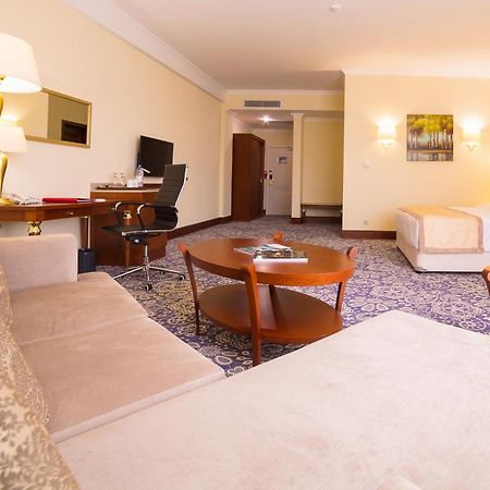 Ramada By Wyndham Almaty Hotel Екстериор снимка